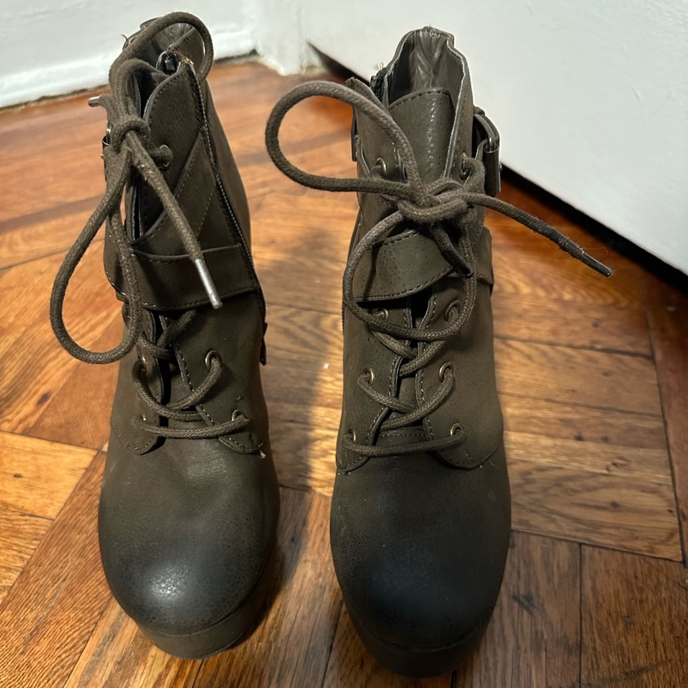 Women’s boots size 7 worn twice